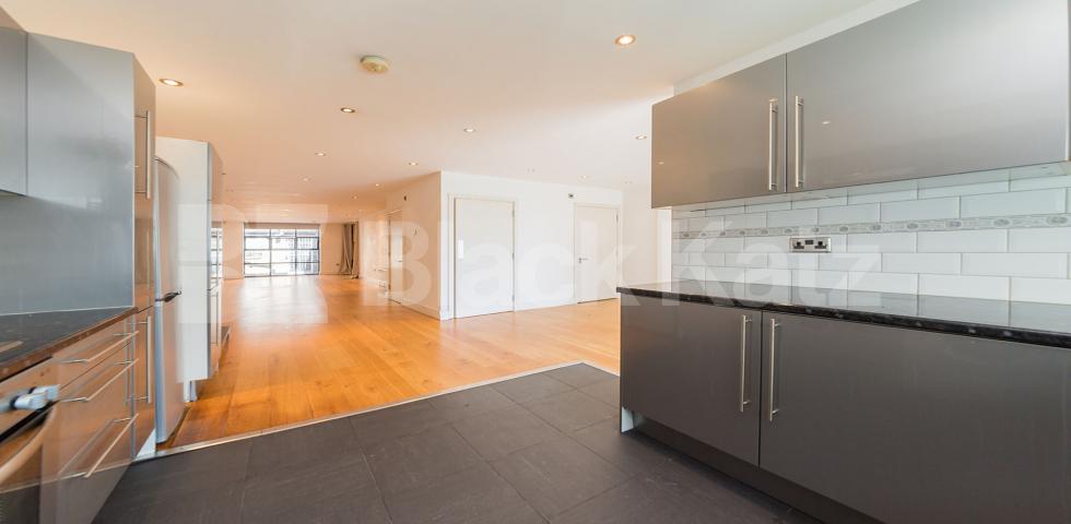 			STUNNING SPACIOUS LIVE WORK STUDIO APARTMENT, 1 Bedroom, 1 bath, 1 reception Flat			 Bethnal Green Road , BETHNAL GREEN-SHOREDITCH 